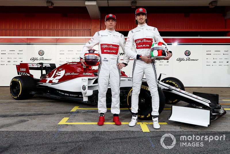 Kimi Raikkonen, Alfa Romeo Racing et Antonio Giovinazzi, Alfa Romeo Racing avec la nouvelle Alfa Romeo Racing C38