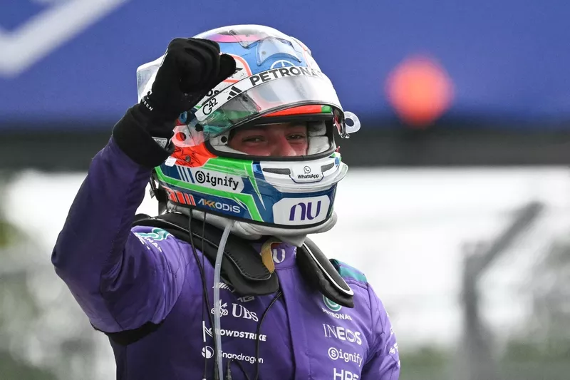 Andrea Kimi Antonelli viert zijn overwinning