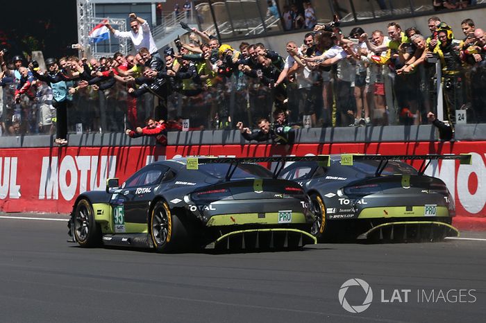 Bandera a cuadros para el #95 Aston Martin Racing Aston Martin Vantage: Nicki Thiim, Marco Sorensen, Richie Stanaway y #97 Aston Martin Racing Aston Martin Vantage: Darren Turner, Jonny Adam, Daniel Serra 