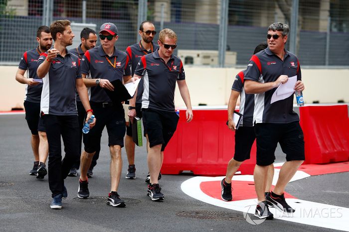 Romain Grosjean, Haas F1 Team camina por el circuito con el equipo
