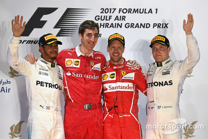 Podio: ganador de la carrera Sebastian Vettel, Ferrari, segundo lugar Lewis Hamilton, Mercedes AMG F