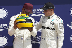Le poleman Lewis Hamilton, Mercedes AMG F1, Valtteri Bottas, Mercedes AMG F1