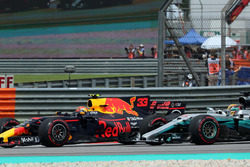 Max Verstappen, Red Bull Racing RB13 et Lewis Hamilton, Mercedes-Benz F1 W08