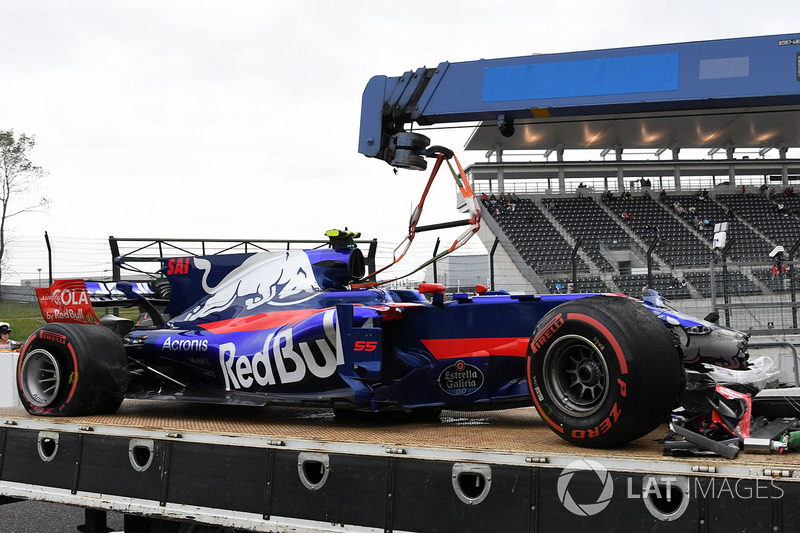 Mobil Carlos Sainz Jr., Scuderia Toro Rosso STR12 diangkut setelah kecelakaan FP1