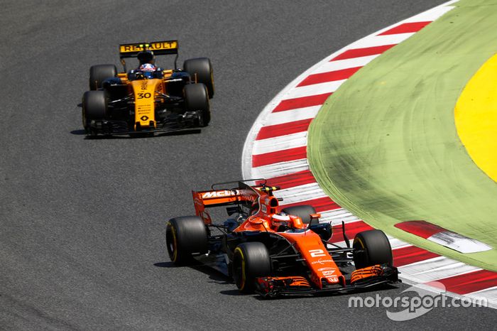Stoffel Vandoorne, McLaren MCL32, Jolyon Palmer, Renault Sport F1 Team RS17