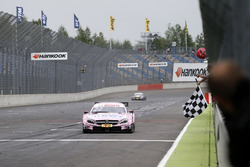 Checkered flag for Lucas Auer, Mercedes-AMG Team HWA, Mercedes-AMG C63 DTM