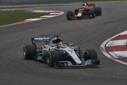 Lewis Hamilton, Mercedes AMG F1 W08, Daniel Ricciardo, Red Bull Racing RB13