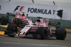 Sergio Perez, Force India VJM10, delante de Esteban Ocon, Force India VJM10