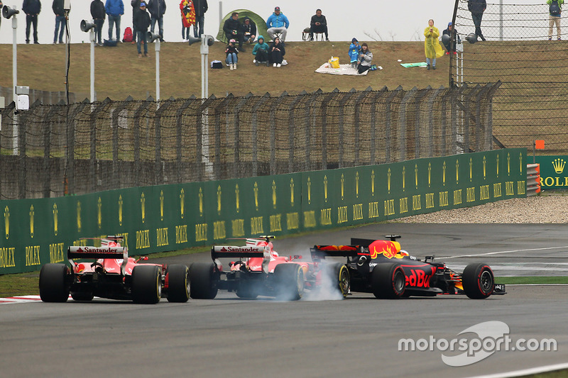 Daniel Ricciardo, Red Bull Racing RB13, leads a locked-up Kimi Raikkonen, Ferrari SF70H and Sebastia