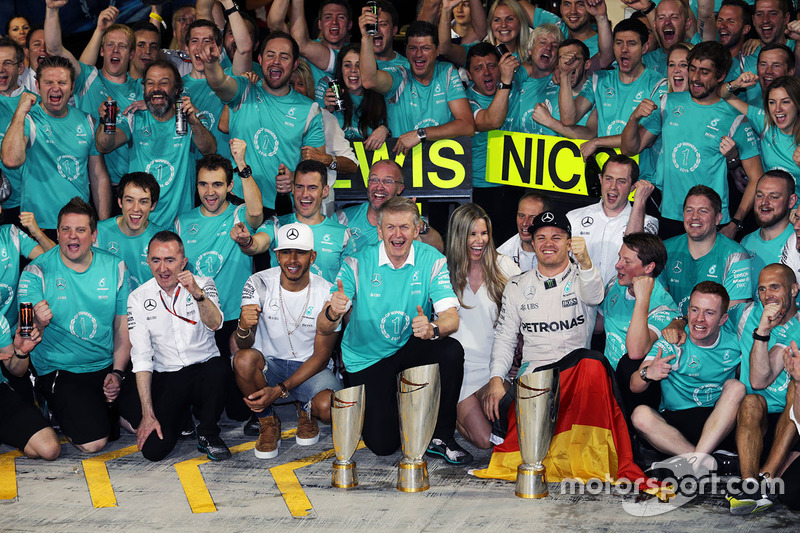 Nico Rosberg, Mercedes AMG F1 celebrates his World Championship with wife Vivian Rosberg and the tea