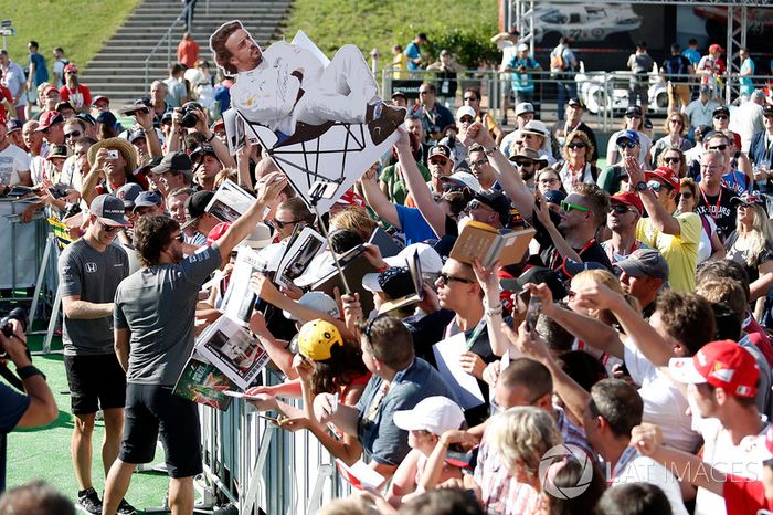 Stoffel Vandoorne, McLaren, Fernando Alonso, McLaren