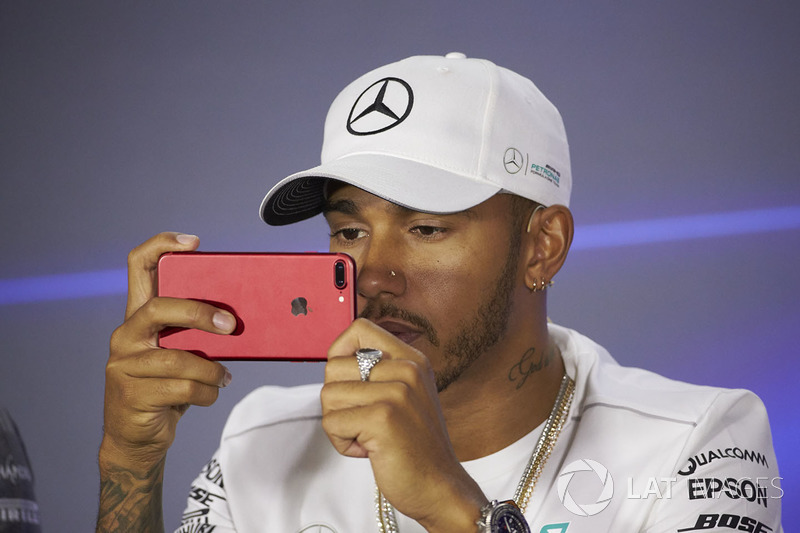 Pressekonferenz: Lewis Hamilton, Mercedes AMG F1, mit Handy