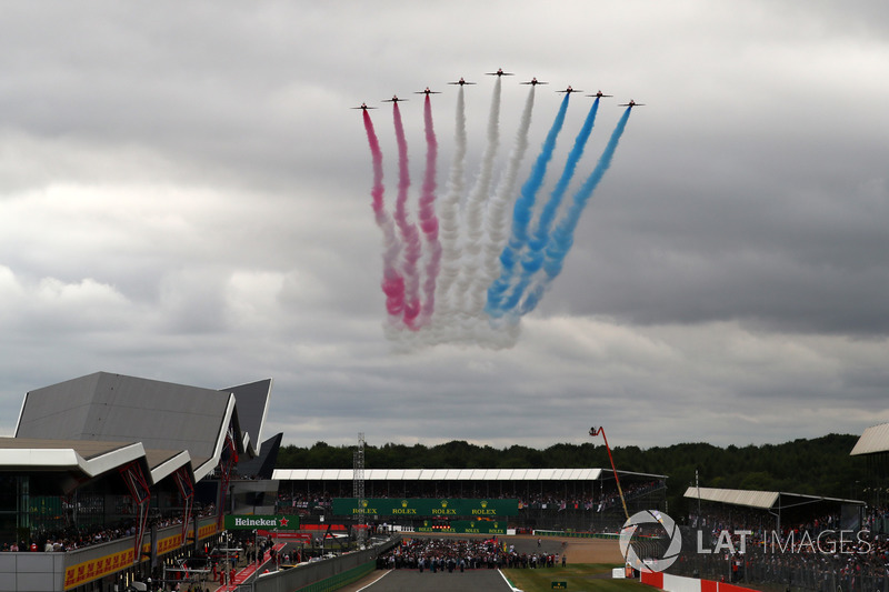 Red Arrows pasan sobre el circuito