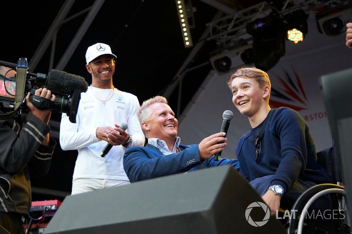 Lewis Hamilton, Mercedes AMG F1, Johnny Herbert en el escenario con el piloto de British Formula 4 Billy Monger