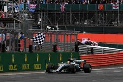 Ganador de la carrera Lewis Hamilton, Mercedes-Benz F1 W08 se lleva la bandera a cuadros