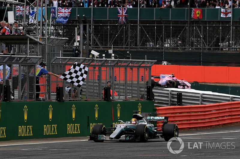 Il vincitore della gara Lewis Hamilton, Mercedes-Benz F1 W08 prende la bandiera a scacchi