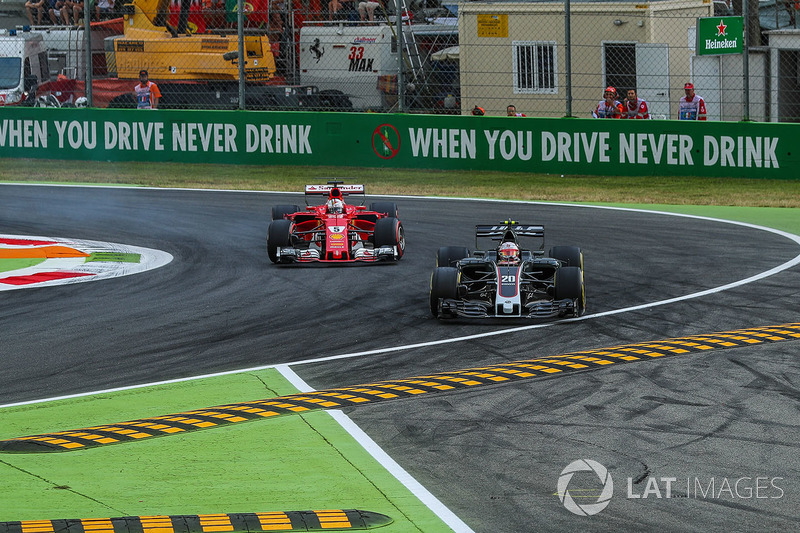 Kevin Magnussen, Haas F1 Team VF-17 locks up and runs wide alongside Sebastian Vettel, Ferrari SF70H