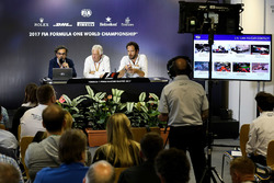 Präsentation Halo: Laurent Mekies, FIA-Sicherheitschef, Charlie Whiting, FIA-Rennleiter, Matteo Bonc