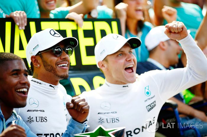 Ganador, Lewis Hamilton, Mercedes AMG F1 y Valtteri Bottas, Mercedes AMG F1