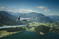 Hannes Arch, Red Bull Air-Race-Pilot, fliegt neben der Red Bull Douglas DC-6B