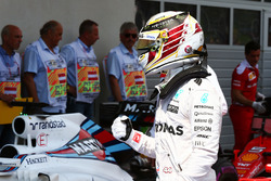 Льюїс Хемілтон, Mercedes AMG F1 святкує свій поул в закритому парку