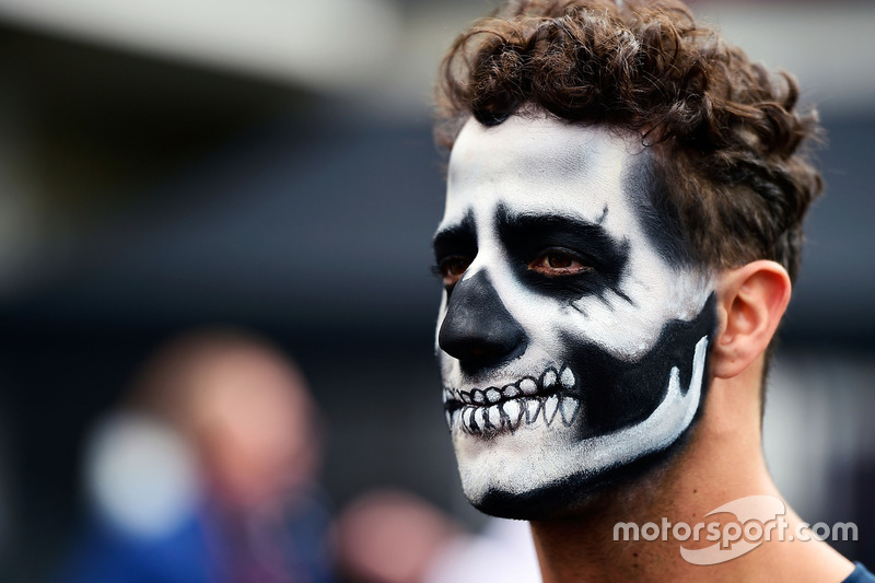 Daniel Ricciardo, Red Bull Racing llega al circuito pintado como catrín del Dia de Muertos