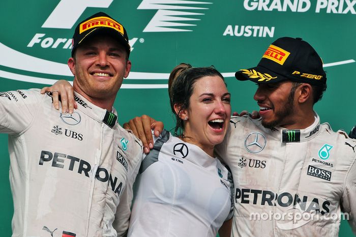 Victoria Vowles en el podio junto a Nico Rosberg y Lewis Hamilton