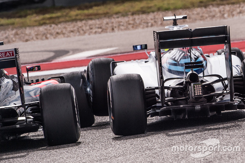 Contact entre Fernando Alonso, McLaren MP4-31 et Felipe Massa, Williams FW38