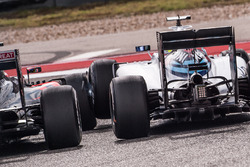 Fernando Alonso, McLaren y Felipe Massa, Williams toque de ruedas