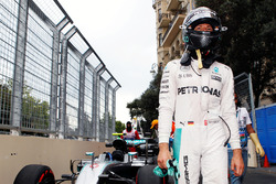 Nico Rosberg, Mercedes AMG F1 W07 Hybrid si ferma nella seconda sessione di prove libere