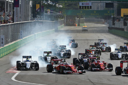 Felipe Massa, Williams FW38 et Sebastian Vettel, Ferrari SF16-H au départ de la course