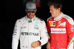 Lewis Hamilton, Mercedes AMG F1 con Sebastian Vettel, Ferrari en parc ferme