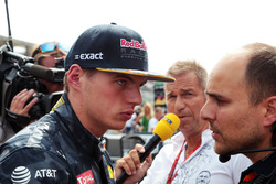 Max Verstappen, Red Bull Racing op de startopstelling met Gianpiero Lambiase, Red Bull Racing Engine