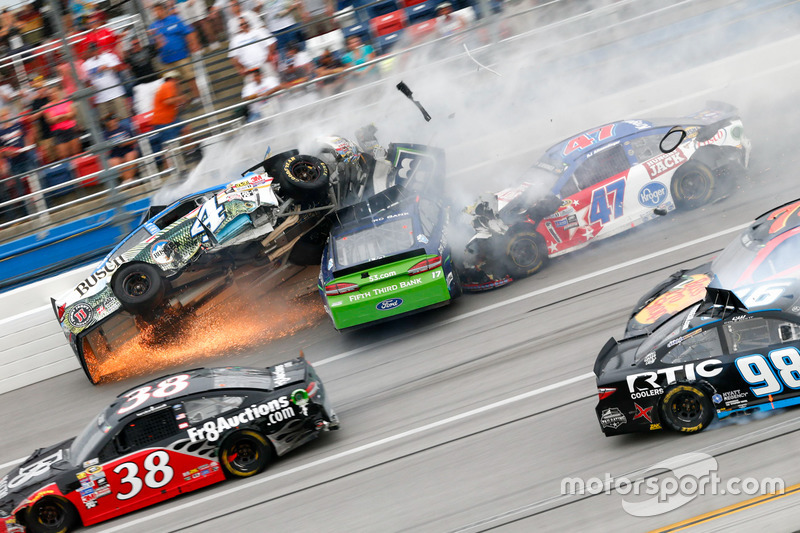 Crash mit Kevin Harvick, Ricky Stenhouse Jr., A.J. Allmendinger, Martin Truex Jr. und Cole Whitt