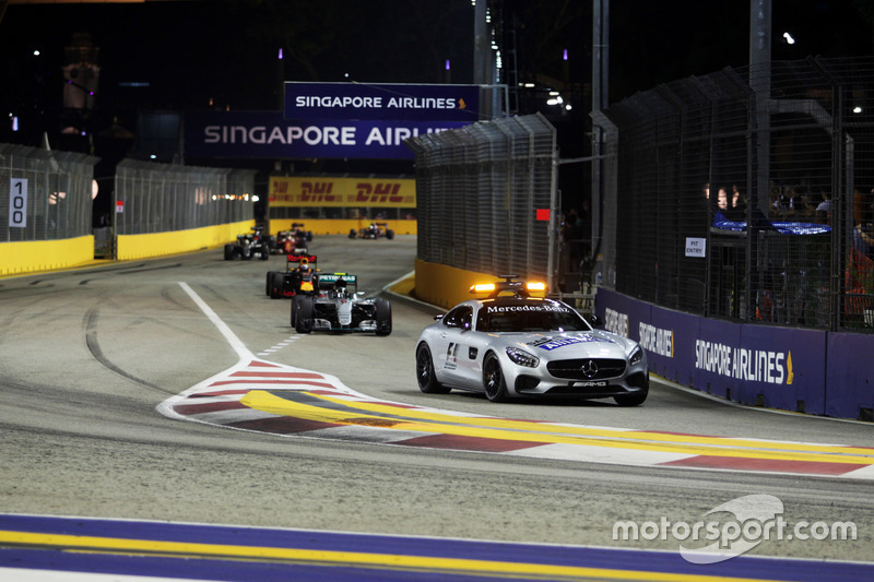 Nico Rosberg, híbrido de Mercedes AMG F1 W07 conduce detrás del coche de seguridad FIA