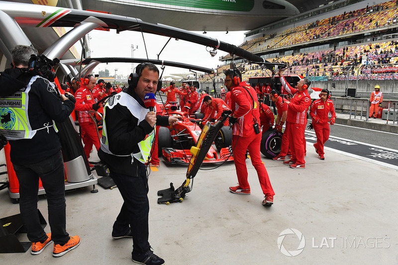 Ted Kravitz, Sky TV watches a Ferrari pit stop