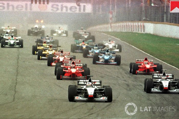 Mercedes team mates, David Coulthard y Mika Hakkinen lidera el campo en la primera curva