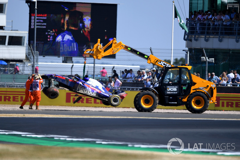 Эвакуация разбитого в аварии автомобиля Scuderia Toro Rosso STR13 Брендона Хартли