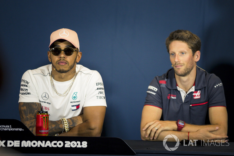 Lewis Hamilton, Mercedes-AMG F1 et Romain Grosjean, Haas F1 lors de la conférence de presse