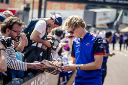 Brendon Hartley, Scuderia Toro Rosso signs autographs for the fans