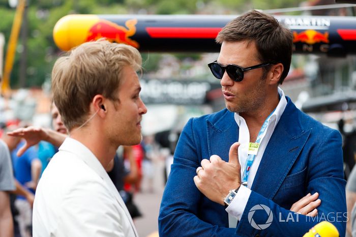 Nico Rosberg habla con el jugador de la NFL Tom Brady