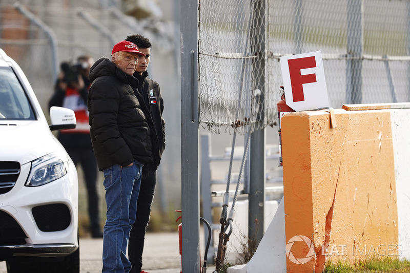 Niki Lauda, presidente non-esecutivo Mercedes AMG F1, Pascal Wehrlein, osservano da bordo pista