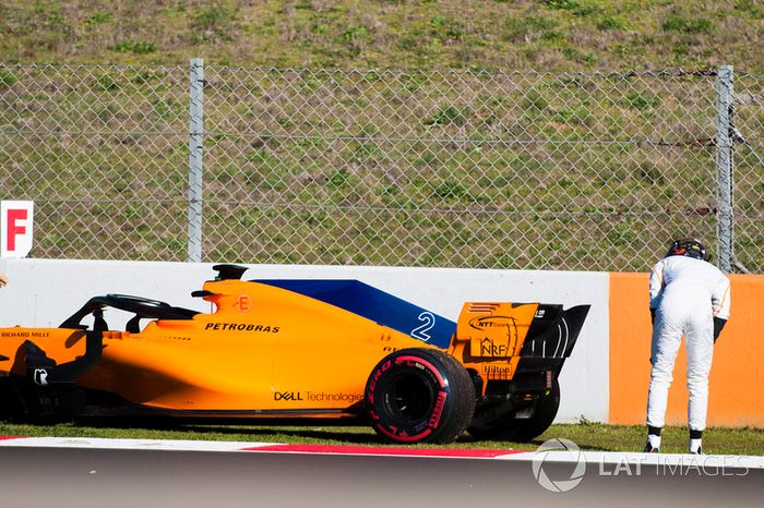 Stoffel Vandoorne, McLaren MCL33, varado en la pista