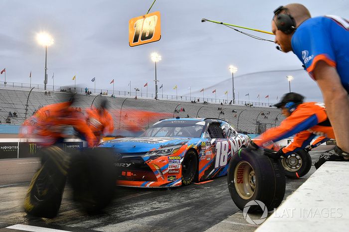 Kyle Busch, Joe Gibbs Racing, Toyota Camry NOS
