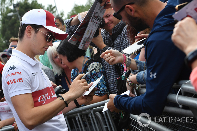 Charles Leclerc, Sauber, firma autografi ai tifosi