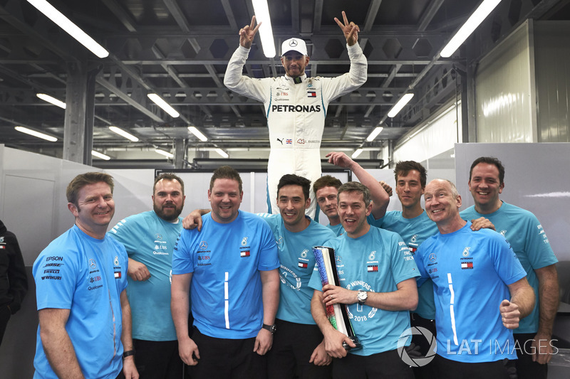 Lewis Hamilton, Mercedes AMG F1, 1° classificato, e il team Mercedes festeggiano la vittoria