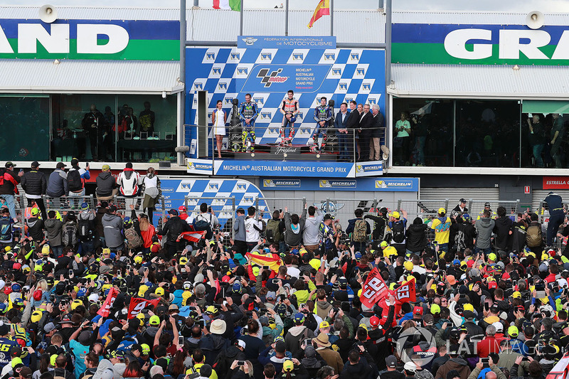 Podium ganador Marc Marquez, Repsol Honda Team, segunda plaza Valentin Rossi, Yamah Factory Racing, 