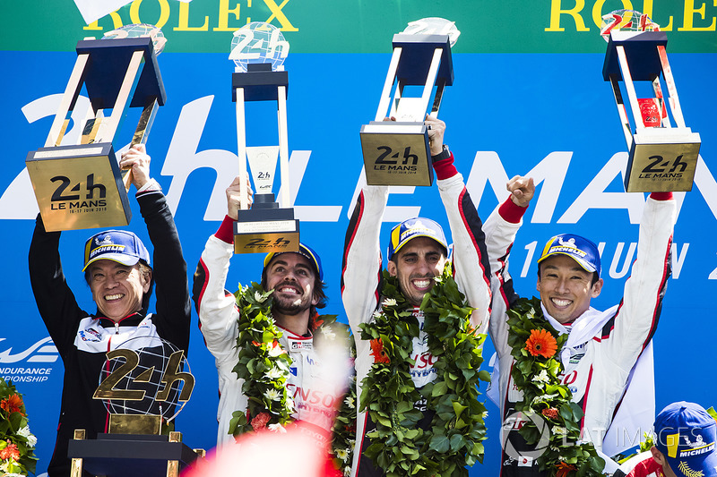 Подіум: Себастьян Буемі, Казукі Накадзіма, Фернандо Алонсо,Toyota Gazoo Racing