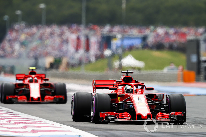 Sebastian Vettel, Ferrari SF71H, precede Kimi Raikkonen, Ferrari SF71H