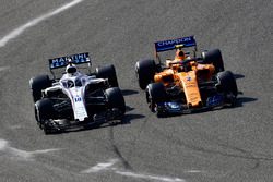 Lance Stroll, Williams FW41 lotta con Stoffel Vandoorne, McLaren MCL33